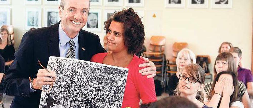 Prominenter Besucher. Murphy besuchte gestern die Ernst-Adolf-Eschke-Schule, gelegen in Eichkamp. Foto: Davids