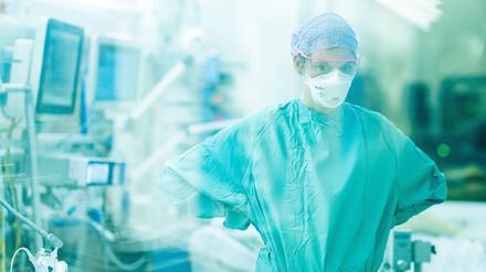Covid-Intensivstation, Uniklinik Dresden. Ärzte und Intensivpfleger kümmern sich um die schwer kranken Covid-Patienten.