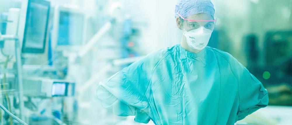 Covid-Intensivstation, Uniklinik Dresden. Ärzte und Intensivpfleger kümmern sich um die schwer kranken Covid-Patienten.