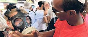 Mit Gasmasken bereiten sich diese Israelis auf einen möglichen Krieg mit dem Iran vor.