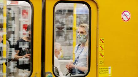 In Bahnen und Bussen gilt Maskenpflicht - doch reicht das?
