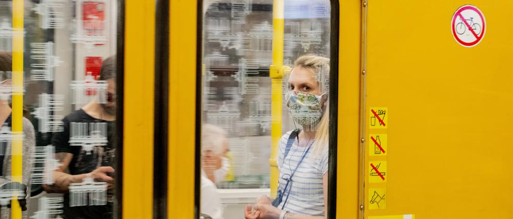 In Bahnen und Bussen gilt Maskenpflicht - doch reicht das? 