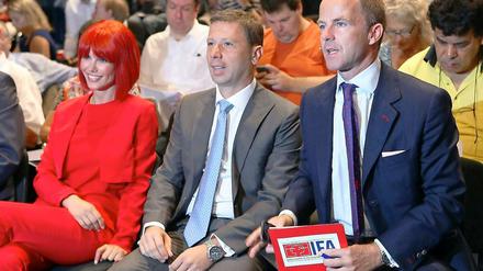 Miss Ifa mit dem Direktor der Ifa, Jens Heithecker auf der Pressekonferenz zum Auftakt der Ifa. Ganz rechts: Messe-Geschäftsfuehrer Christian Göke. 