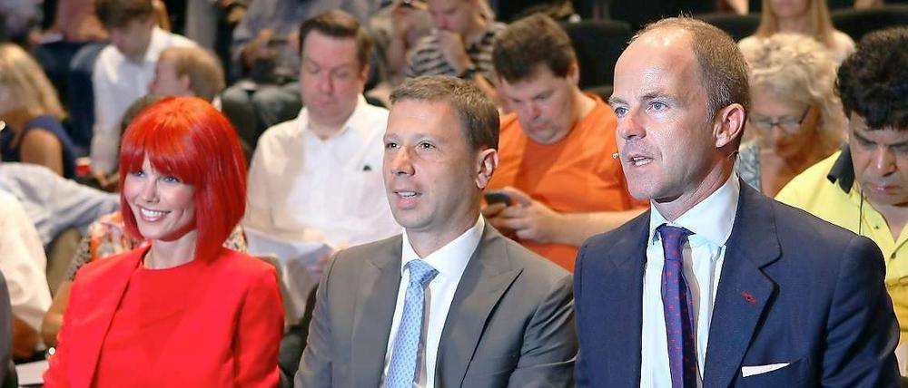 Miss Ifa mit dem Direktor der Ifa, Jens Heithecker auf der Pressekonferenz zum Auftakt der Ifa. Ganz rechts: Messe-Geschäftsfuehrer Christian Göke.