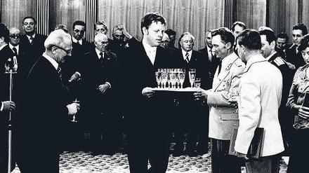 Im Zentrum der Macht. Auch Sigmund Jähn bekommt 1978 ein Glas Sekt von Lothar Herzog (Mitte) serviert. Foto: