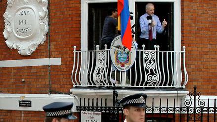 In guter Tradition: Assange versucht sich an einer Balkonrede.