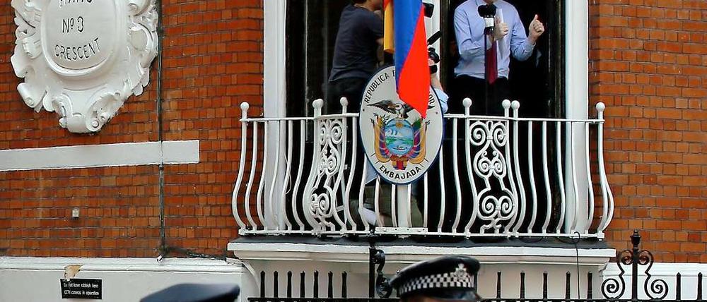 In guter Tradition: Assange versucht sich an einer Balkonrede.