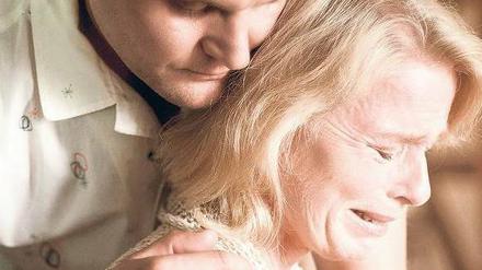 Lass dich fallen! Jan (Devid Striesow) ist für Dorothee (Corinna Kirchhoff) nicht nur Heilpraktiker, sondern Tröster in allen Lebenslagen. Foto: WDR