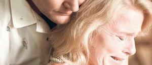 Lass dich fallen! Jan (Devid Striesow) ist für Dorothee (Corinna Kirchhoff) nicht nur Heilpraktiker, sondern Tröster in allen Lebenslagen. Foto: WDR