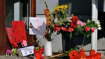 Vor dem Haus der Familie wurden Blumen und Kerzen abgelegt.