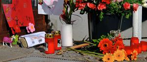 Vor dem Haus der Familie wurden Blumen und Kerzen abgelegt.