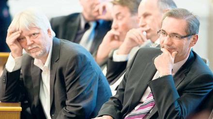 Bedenkenswert. Auf der Sondersitzung zum Flughafen-Chaos verfolgen Ministerpräsident Matthias Platzeck (re.) und Finanzminister Helmuth Markov die Rede des CDU-Fraktionschefs Dombrowksi. 