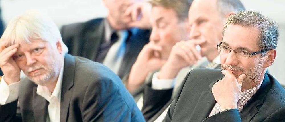 Bedenkenswert. Auf der Sondersitzung zum Flughafen-Chaos verfolgen Ministerpräsident Matthias Platzeck (re.) und Finanzminister Helmuth Markov die Rede des CDU-Fraktionschefs Dombrowksi.