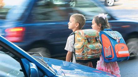 Kinder unterwegs. Die Polizei empfiehlt, auch Grundschüler möglichst zu Fuß zur Schule gehen zu lassen. Manche Schulen bieten ihre Hilfe an, Schülergruppen für den gemeinsamen Schulweg zu organisieren.