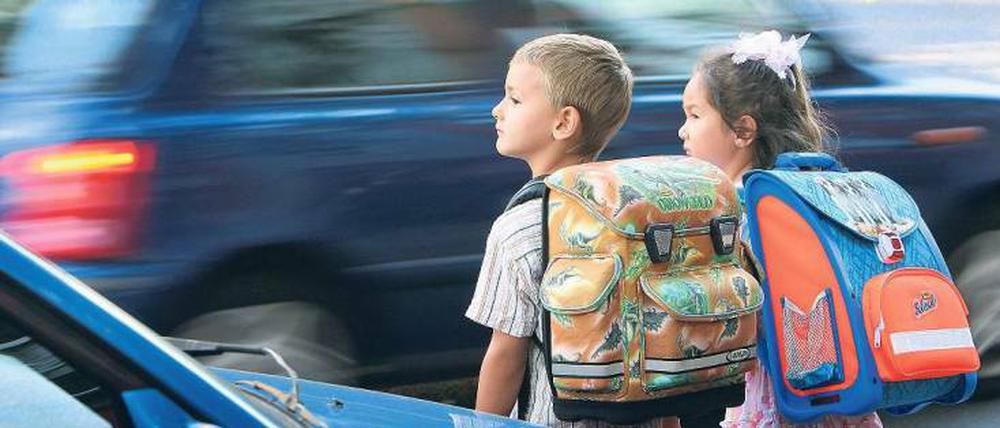Kinder unterwegs. Die Polizei empfiehlt, auch Grundschüler möglichst zu Fuß zur Schule gehen zu lassen. Manche Schulen bieten ihre Hilfe an, Schülergruppen für den gemeinsamen Schulweg zu organisieren.