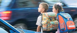 Kinder unterwegs. Die Polizei empfiehlt, auch Grundschüler möglichst zu Fuß zur Schule gehen zu lassen. Manche Schulen bieten ihre Hilfe an, Schülergruppen für den gemeinsamen Schulweg zu organisieren. 