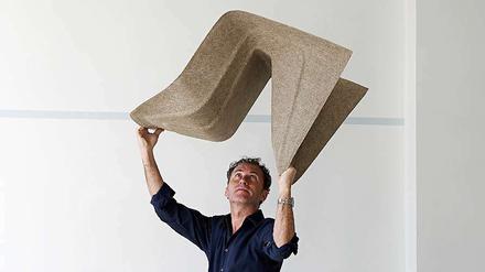 Neue Materialien reizen Werner Aisslinger. Der Stuhl "Hemp Chair" ist aus Hanf gefertigt. Verheizen und rauchen macht keinen Sinn, denn dem Hanf sind noch Kenaf-Fasern beigemischt –eine Alternative zum Erdöl abhängigen Kunststoff. 