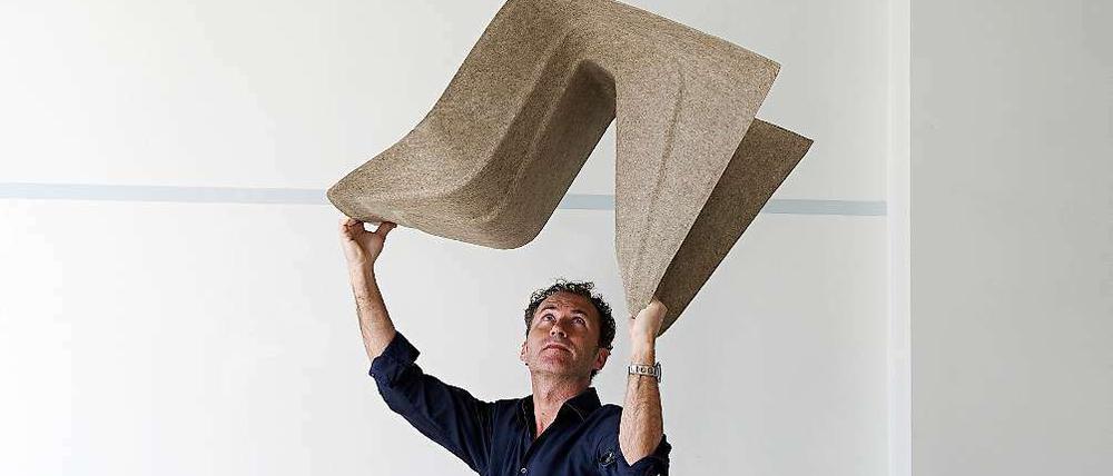 Neue Materialien reizen Werner Aisslinger. Der Stuhl "Hemp Chair" ist aus Hanf gefertigt. Verheizen und rauchen macht keinen Sinn, denn dem Hanf sind noch Kenaf-Fasern beigemischt –eine Alternative zum Erdöl abhängigen Kunststoff. 