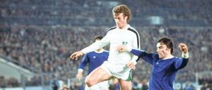 Im Fohlengalopp. Gladbach (links Rainer Bonhof) schlug Kiew im Europapokal der Landesmeister 1977 2:0 und zog ins Finale ein. 