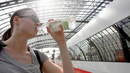 Rettender Schluck. In vielen Zügen der Bahn war es am Wochenende kaum auszuhalten.