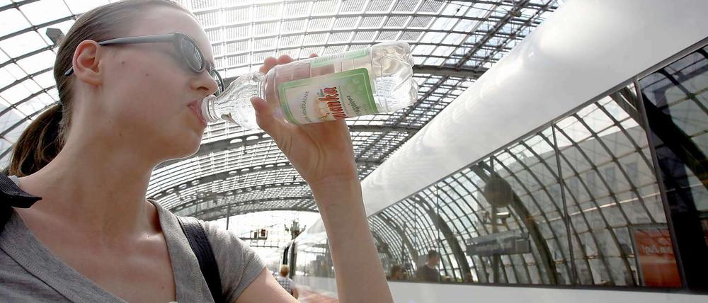 Rettender Schluck. In vielen Zügen der Bahn war es am Wochenende kaum auszuhalten.