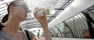 Rettender Schluck. In vielen Zügen der Bahn war es am Wochenende kaum auszuhalten.