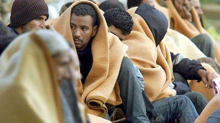 Diese Flüchtlinge sind mit dem Schiff auf Kreta gelandet. Das ist eher untypisch. Die meisten kommen über die türkische Landgrenze nach Griechenland. Sie kommen aus Asien und aus Afrika, aus Afghanistan oder Somalia. In Griechenland sind die Fremden zunehmend weniger willkommen. 
