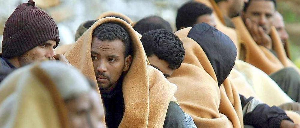 Diese Flüchtlinge sind mit dem Schiff auf Kreta gelandet. Das ist eher untypisch. Die meisten kommen über die türkische Landgrenze nach Griechenland. Sie kommen aus Asien und aus Afrika, aus Afghanistan oder Somalia. In Griechenland sind die Fremden zunehmend weniger willkommen. 