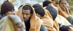 Diese Flüchtlinge sind mit dem Schiff auf Kreta gelandet. Das ist eher untypisch. Die meisten kommen über die türkische Landgrenze nach Griechenland. Sie kommen aus Asien und aus Afrika, aus Afghanistan oder Somalia. In Griechenland sind die Fremden zunehmend weniger willkommen. 