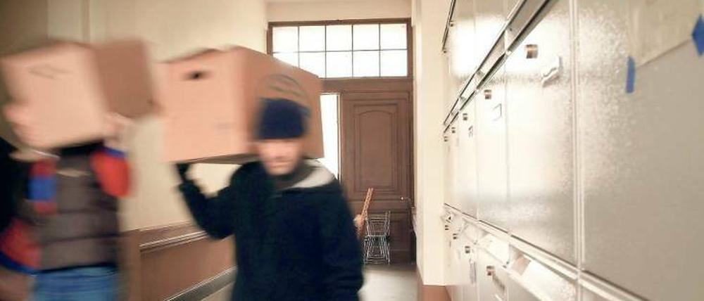 Die zwangsweise Räumung der Wohnung kann vermieden werden. Es gibt viele Beratungsstellen, die bei Mietschulden helfen. 