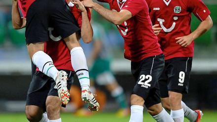 Jubel in Rot: Hannover 96 verschafft sich vor dem Rückspiel gegen Breslau eine glänzende Ausgangsposition.