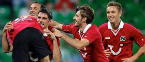 Jubel in Rot: Hannover 96 verschafft sich vor dem Rückspiel gegen Breslau eine glänzende Ausgangsposition.