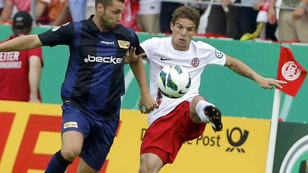 Der Essener Stefan Grummel (re.) und Marc Pfertzel von Union Berlin kämpfen um den Ball. 