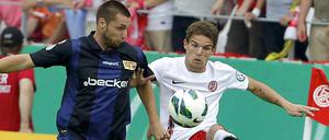 Der Essener Stefan Grummel (re.) und Marc Pfertzel von Union Berlin kämpfen um den Ball. 