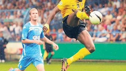 Nur im Strafraum allein gelassen. Mickaël Poté erzielte für Dresden gegen den Chemnitzer FC das vorentscheidende 2:0. Für seine Gegenwehr gegen rassistische Beleidigungen erhielt er viel Unterstützung. 