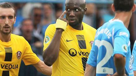 Dresdens Mickaël Poté wird im DFB-Pokal von Chemnitzer Zuschauern rassistisch beleidigt.
