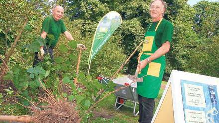 Dienstagsgruppe in Aktion. Norbert Voß (rechts) und Manfred Kruse sind bei der Bürgerinitiative Lietzensee mit von der Partie. Einmal die Woche entfernen sie Wildwuchs und Unkraut in der denkmalgeschützten Anlage.
