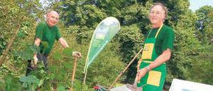 Dienstagsgruppe in Aktion. Norbert Voß (rechts) und Manfred Kruse sind bei der Bürgerinitiative Lietzensee mit von der Partie. Einmal die Woche entfernen sie Wildwuchs und Unkraut in der denkmalgeschützten Anlage.