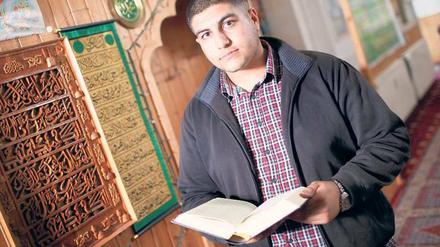 Nächster Halt Moschee. Stadtführer Habib im Gotteshaus der pakistanischen Gemeinde. Foto: Georg Moritz