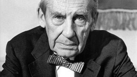 Schwarz-Weiß-Porträt des Architekten Walter Gropius.