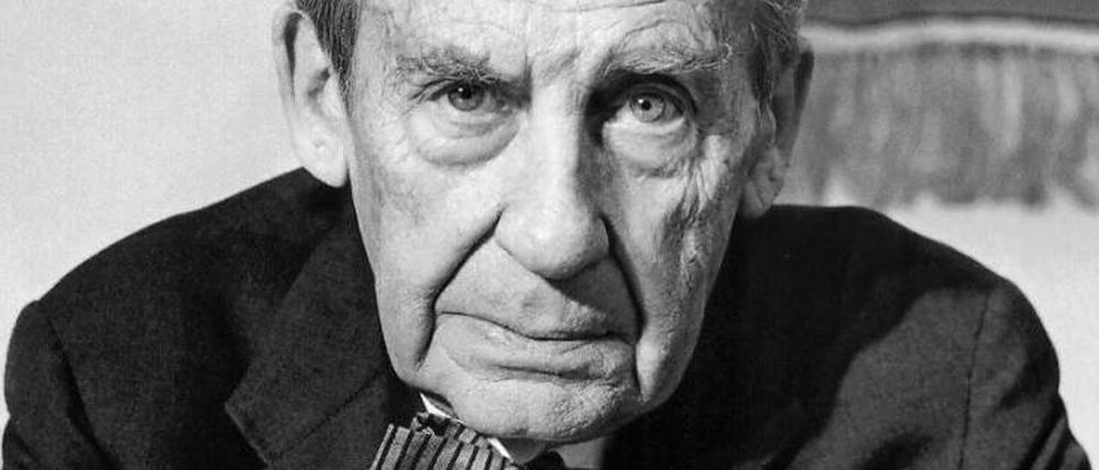Schwarz-Weiß-Porträt des Architekten Walter Gropius.