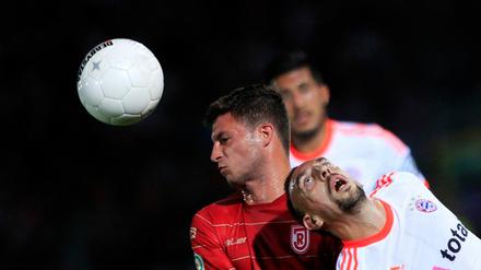 Vorgeturnt. Jahn Regensburg (links) und der aus Berlin geliehene Marco Djuricin wehrten sich gegen die Bayern und Franck Ribéry, verloren aber trotzdem 0:4.