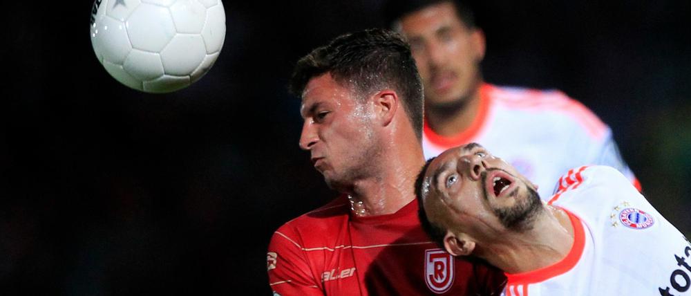 Vorgeturnt. Jahn Regensburg (links) und der aus Berlin geliehene Marco Djuricin wehrten sich gegen die Bayern und Franck Ribéry, verloren aber trotzdem 0:4.