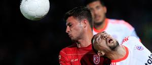 Vorgeturnt. Jahn Regensburg (links) und der aus Berlin geliehene Marco Djuricin wehrten sich gegen die Bayern und Franck Ribéry, verloren aber trotzdem 0:4.
