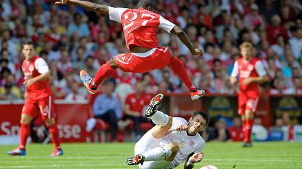 Was die Gäste aus Hamburg um Fabian Boll (u.) auch versuchten, sie kamen gegen Boubacar Sanogo (o.) und die Mannschaft von Energie Cottbus nicht richtig in die Zweikämpfe und verloren am Ende verdient mit 0:2.