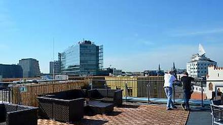 Gute Aussicht. Von der Dachterrasse des neuen Hostels blickt man unter anderem auf den Glaspalast des Neuen Kranzler-Ecks und über die Kantstraße. 