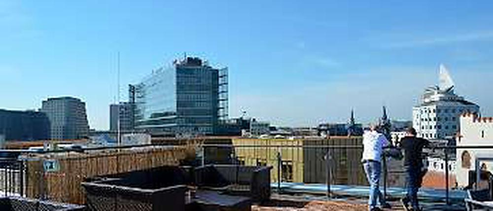 Gute Aussicht. Von der Dachterrasse des neuen Hostels blickt man unter anderem auf den Glaspalast des Neuen Kranzler-Ecks und über die Kantstraße.