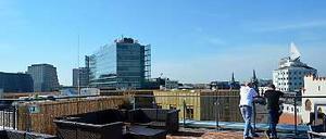 Gute Aussicht. Von der Dachterrasse des neuen Hostels blickt man unter anderem auf den Glaspalast des Neuen Kranzler-Ecks und über die Kantstraße. 