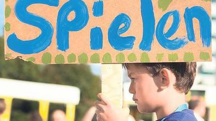 Friedlicher Protest. Vor dem Rathaus Mitte demonstrierten hunderte Bürger, darunter auch Eltern mit ihren Kindern, gegen eine Wohnbebauung am Mauerpark. Foto: Christian Mang