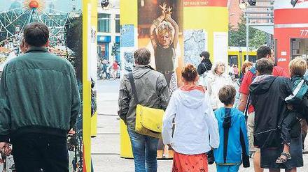 Blick zurück. Die Ausstellung zum Stadtjubiläum an der Marienkirche. Foto: dpa